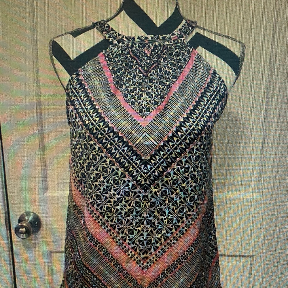 Sleeveless High-Neck Embroidered Chevron Print Top - Black & Pink